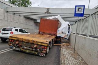Nowy tunel w Sulejówku został uszkodzony przez ciężarówkę