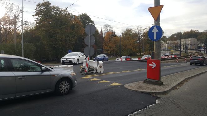 Autobusy (ledwo) przeciskają się przez torowisko przed mostem Bernardyńskim. Czy nie mogłyby zawracać na rondzie? 