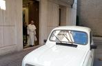 papież Franciszek jeździ Renault 4 z 1989 roku