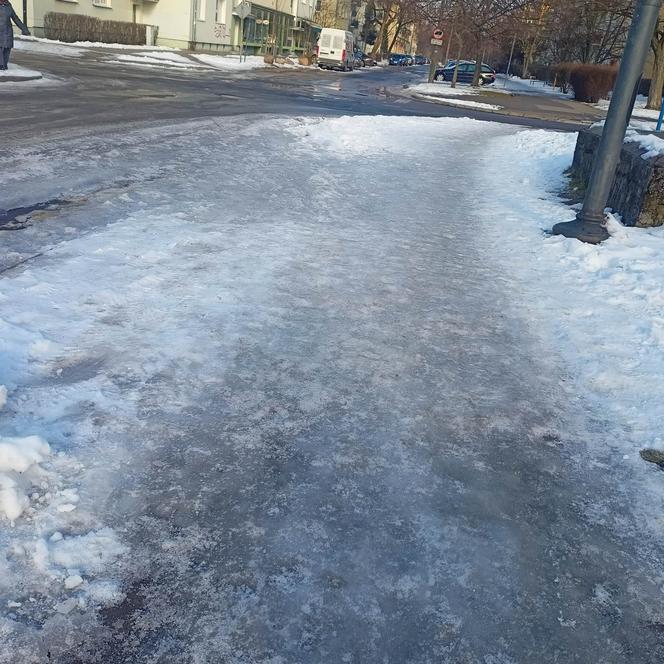 Bydgoskie chodniki jak lodowisko! Mieszkańcy są załamani. "Przecież na tym można się zabić!" [ZDJĘCIA]