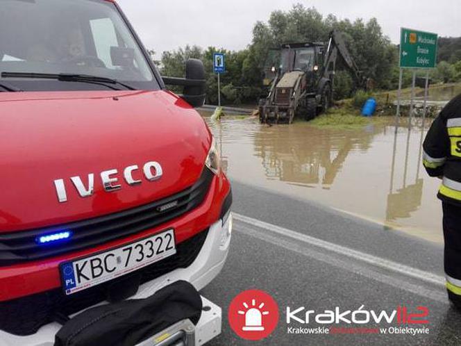 Małopolska: alarmy przeciwpowodziowe, podtopienia, nieprzejezdne drogi