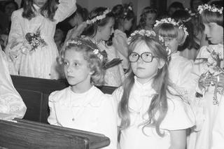 Wianki na głowach i odświętne stroje. Tak kiedyś ubierano dzieci na pierwsze komunie