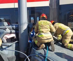 Wypadek w Gdańsku. Samochód wjechał w tramwaj. Kierowca był zakleszczony w aucie