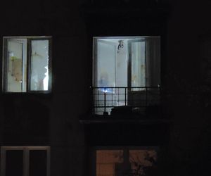 Furiat szalał na Mokotowie. Zrzucał meble na samochody