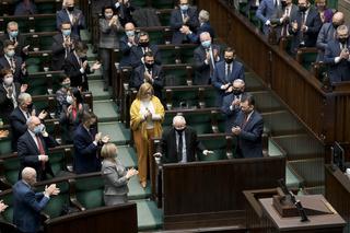 Kaczyński ogląda na tablecie oprawę Legii