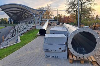 Remont starachowickiego stadionu trwa. Na plac budowy dotarły słupy oświetleniowe