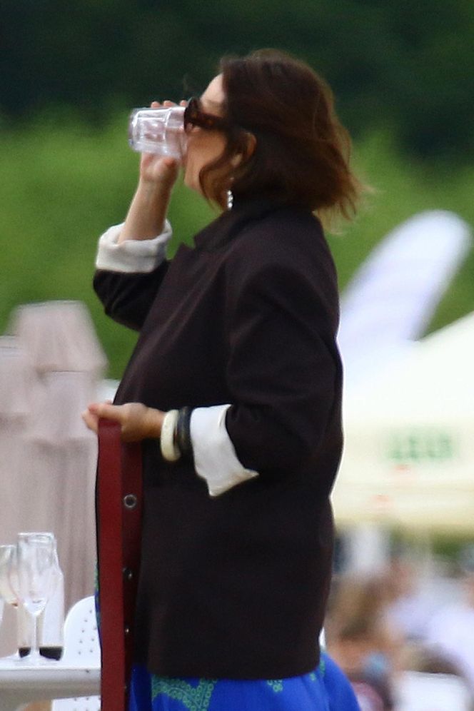 Renata Dancewicz kurzy na plaży