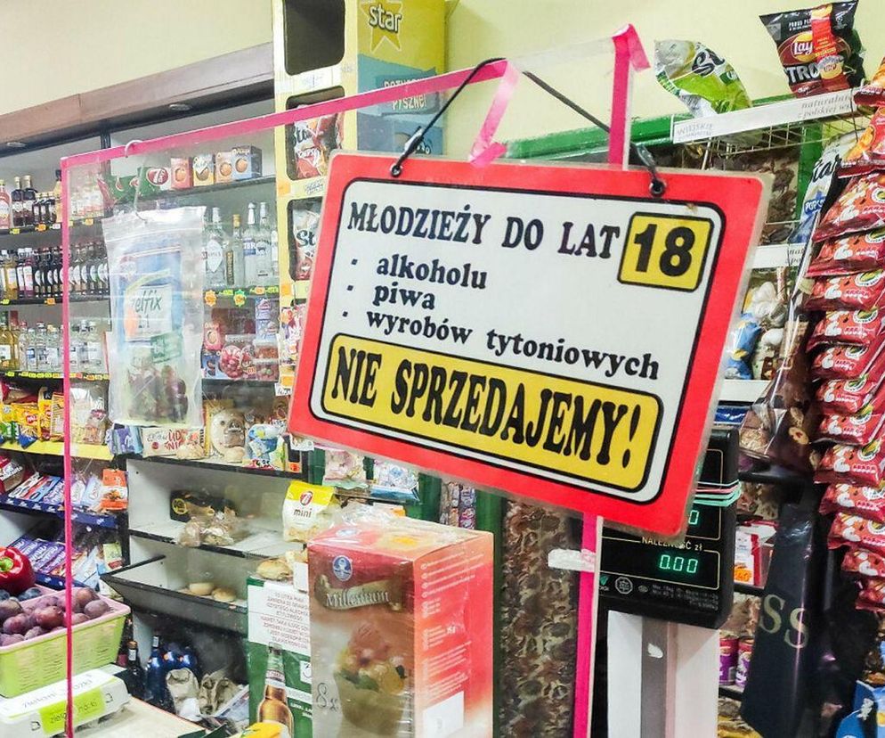 Na zdj. tabliczka zakazująca sprzedaży alkoholu.