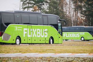 Kierowca FlixBusa wyprzedzał na czołówkę. Został natychmiast zwolniony. Zero tolerancji