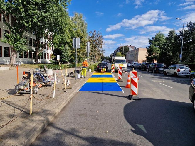 ​„Pocałuj i jedź”. Przy szkołach w Lesznie powstają specjalne strefy dla kierowców