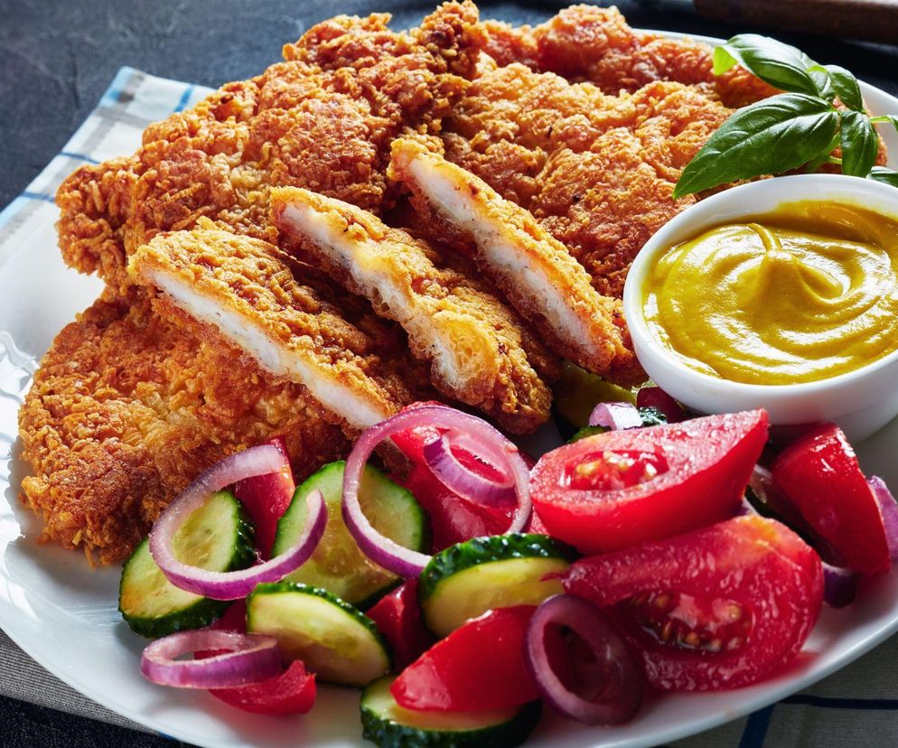 Jak zrobić idealne kotlety z piersi kurczaka? Kluczowe są składniki panierki