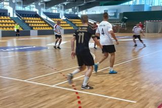 Na co dzień ratują, a dziś grają. Strażacka rywalizacja na parkiecie w Lesznie