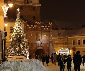 Lublin wieczorową porą. W mieście świąteczne ozdoby i hałdy śniegu. Zobacz zdjęcia!