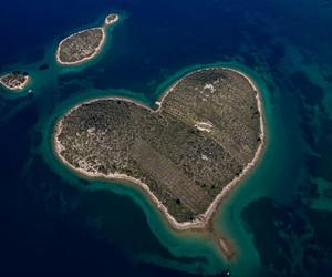 Wyspa w kształcie serca. Idealne miejsce na randkę i oświadczyny