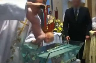 W Chorzowie chrzczą zanurzając dzieci w wodzie
