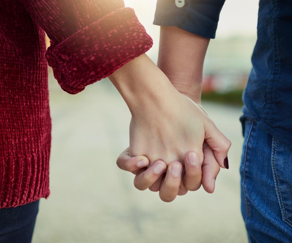 para trzymająca się za ręce