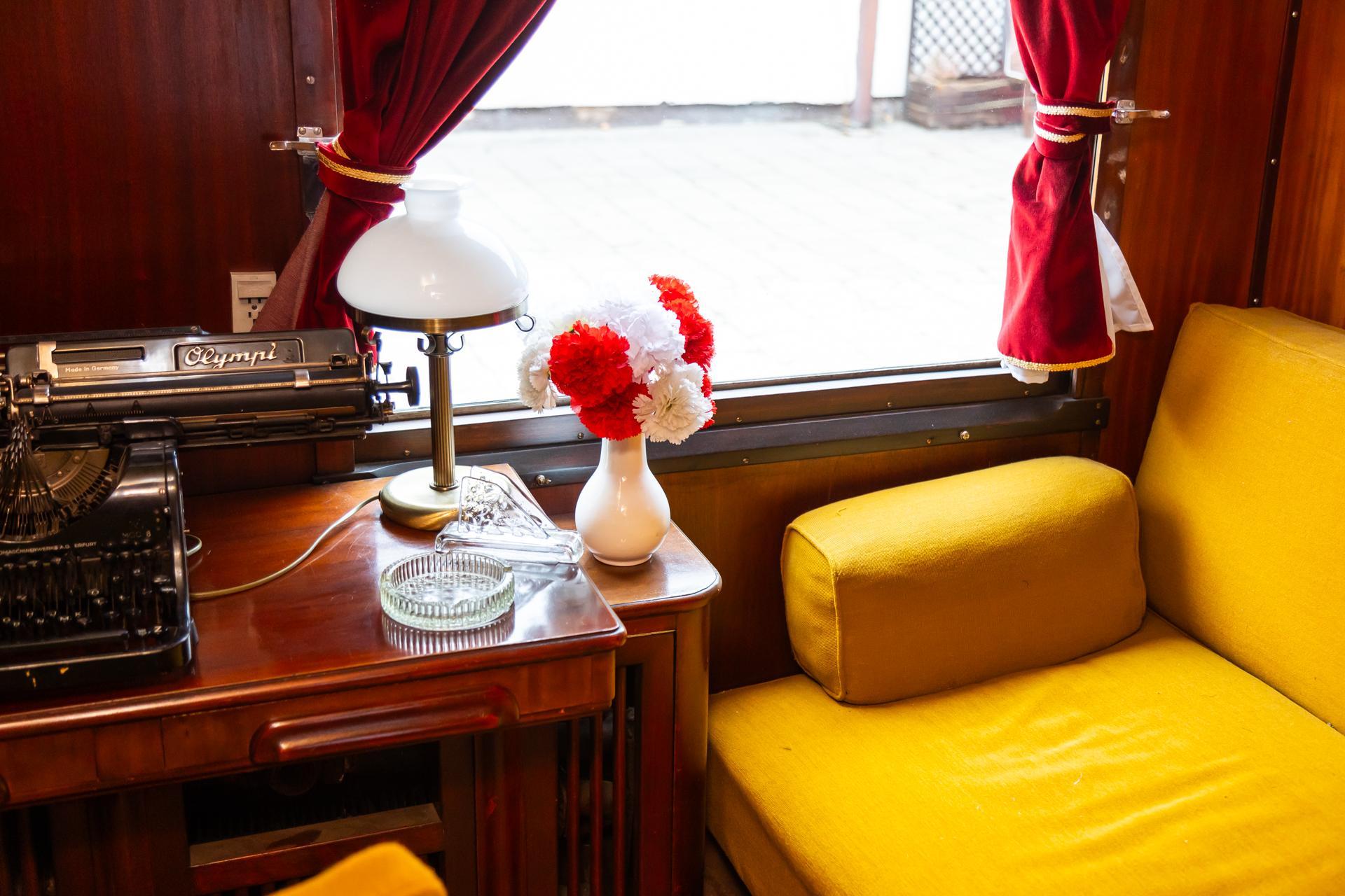 Wagon salonowy - zdjęcia. Zobacz wnętrze wagonu, którym podróżowali najważniejsi politycy z PRL-u