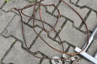 Przywiązał psa stalową linką do samochodu. 36-latek tłumaczył, że zwierzę niszczy mieszkanie