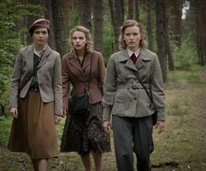 Wojenne dziewczyny 5 sezon odc. 56. Magda (Karolina Rzepa), Ewa (Vanessa Aleksander), Nitka (Maja Szopa)