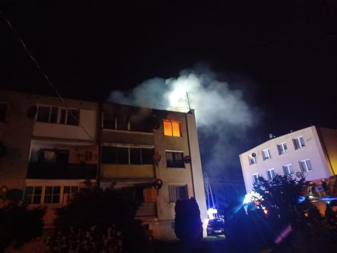 Nocny pożar w Działdowie, 49-latek ratował się skacząc z okna