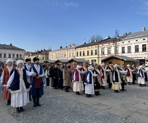 Maturzyści z Nowego Sącza zatańczyli poloneza na Rynku 