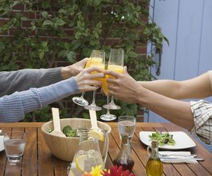 3 napoje, które podnoszą ryzyko alzheimera. Sięgamy po nie regularne