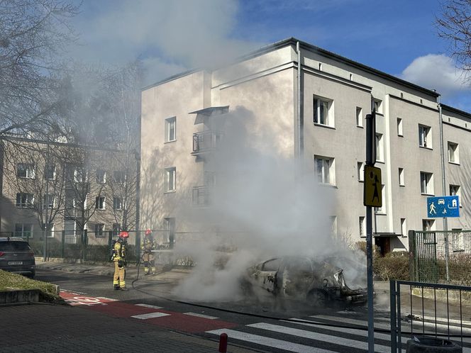 Gigantyczny pożar pod szkołą podstawową w Warszawie. Gęsty dym widać było z kilku kilometrów