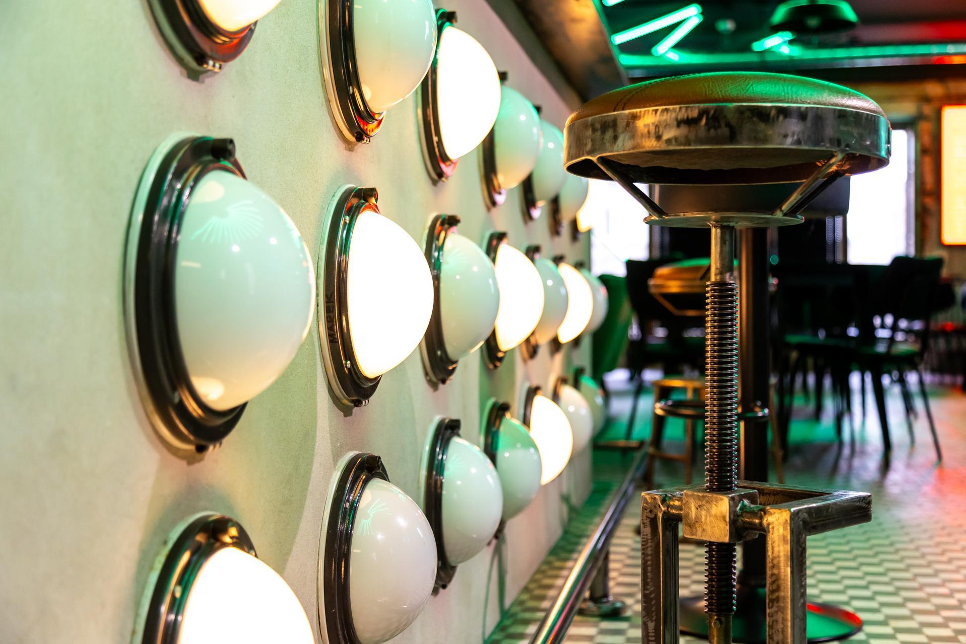 Pub H.4.0.S. Warszawa – szczegóły oświetlenia baru