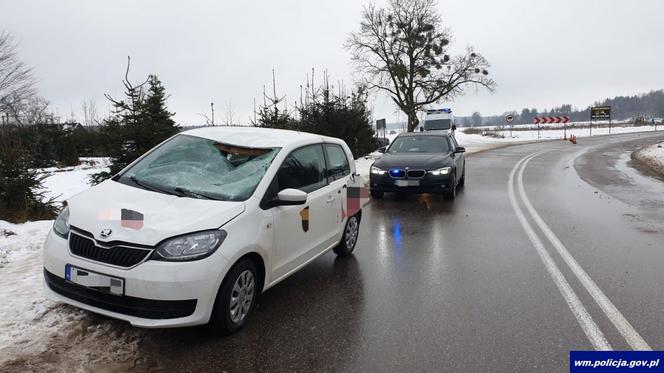 Bryła lodu z tira spadła na osobówkę. Kierowca w szpitalu [ZDJĘCIA]