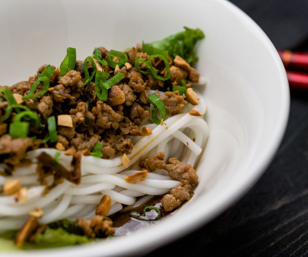 Niesamowity azjatycki makaron z mięsem - lepszy niż z budki!