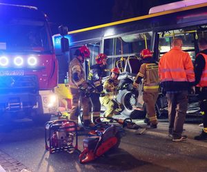 Wypadek z udziałem autobusu i ciężarówki w Warszawie (23.10.2025)