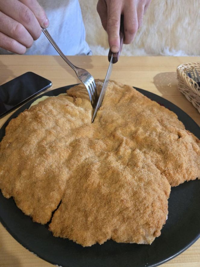 Opłata za dodatkowe talerze podzieliła internautów. Właściciel restauracji tłumaczy powody 