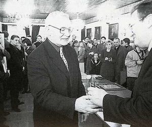 Prezydent Bydgoszczy Roman Jasiakiewicz wręcza nagrodę przedstawicielowi inwestora budynku uznanego za najlepszy budynek użyteczności publicznej, dyrektorowi Banku BRE SA Romanowi Bąkowi  Close