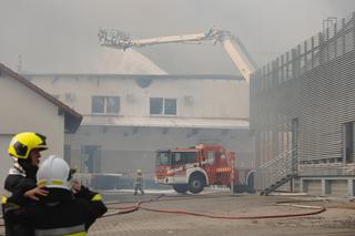 Wciąż płoną hale produkcyjne w Małopolsce. Strażacy apelują o nieotwieranie okien 