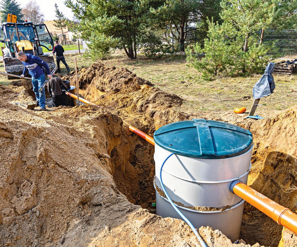Dylemat inwestora: szambo czy oczyszczalnia? Poznaj koszty i korzyści obu rozwiązań