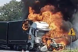 Dębówka. Tir zderzył się z osobówką. Oba pojazdy spłonęły!