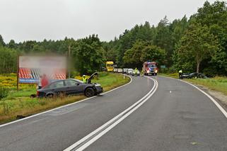 Zdrojek. Wypadek na DK 16. Dwie osoby w szpitalu po czołowym zderzeniu osobówek