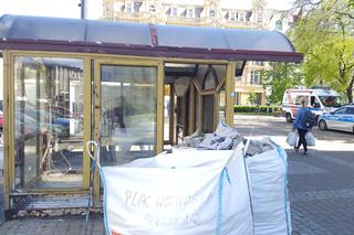 Budki z kwiatami na Placu Wolności w Bydgoszczy znikają