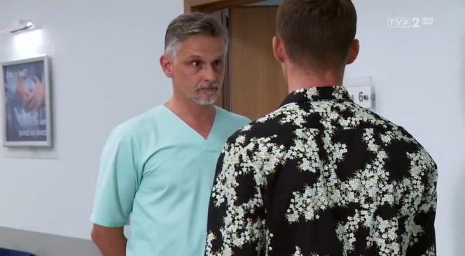 Barwy szczęścia, odcinek 1981. Darek (Andrzej Niemyt), lekarz (Błażej Wójcik)