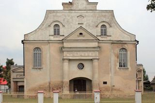 Ta miejscowość pamięta jeszcze XVI wiek! Dzisiaj cała Polska jeżdzi tam dla jednej baby