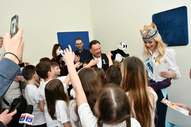 Karolina Bielawska spotkała się z dziećmi z Ukrainy! Maluchy lgnęły do tegorocznej Miss World 2022 