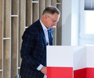 Prezydent RP Andrzej Duda głosował w lokalu wyborczym w Szkole Podstawowej nr 1 przy ulicy Partyzanckiej 15 w Ostrowie Wielkopolskim