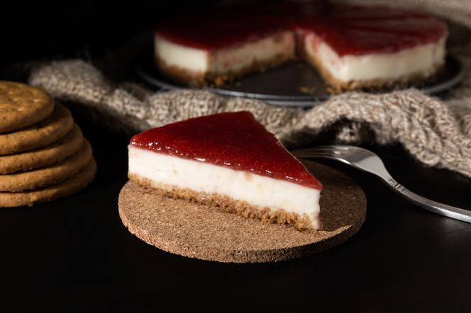 Sernik z galaretką z wina