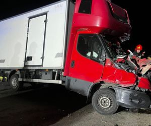 Wypadek na autostradzie A1. Dachował dostawczak
