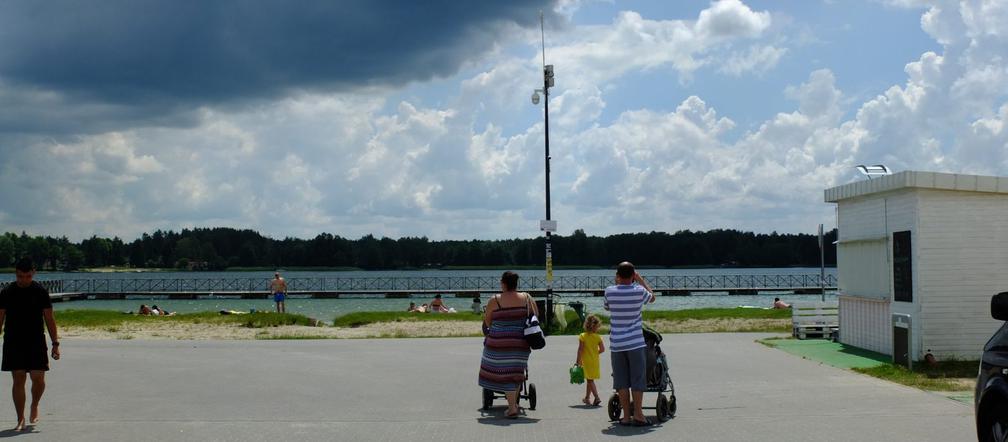 Jezioro Białe budzi się powoli. Upał, a ludzi jak na lekarst
