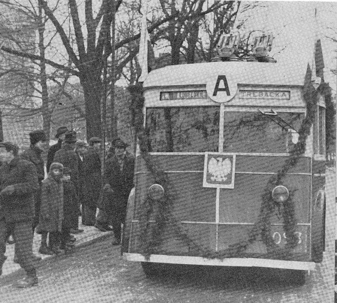 Pierwszy warszawski trolejbus na linii A, dar Moskwy dla Warszawy (1946)