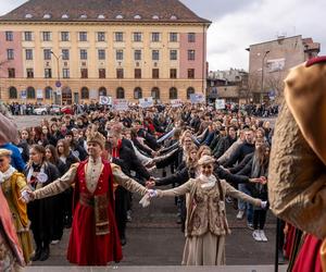 Maturzyści z Zabrza zatańczyli poloneza