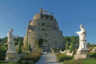 To jedna z najpiękniejszych małopolskich wsi. Według legendy mieszkały w niej czarownice