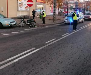 Poważny wypadek w Piotrkowie Kujawskim. Motorowerzysta potrącony przez kierowcę