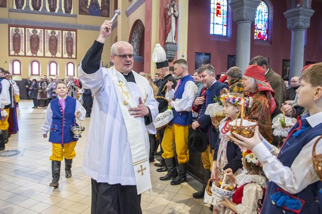 W Bytomiu poświęcono pokarmy w strojach ludowych. To tradycja na Rozbarku 